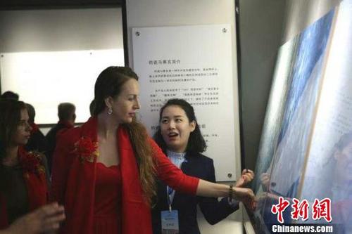 中國僑網(wǎng)俄羅斯皇世萬鈞總裁愛麗絲在禹州神垕參觀金堂鈞窯燒制的裝飾產(chǎn)品 齊永 攝