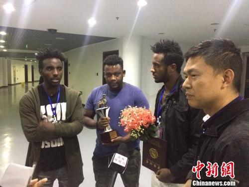 中國僑網(wǎng)埃塞俄比亞雜技演員 馬若 攝