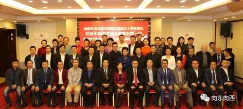 中國僑網(wǎng)曲藝家與僑界代表合影。(《歐洲時(shí)報(bào)》/黃冠杰 圖文報(bào)道)