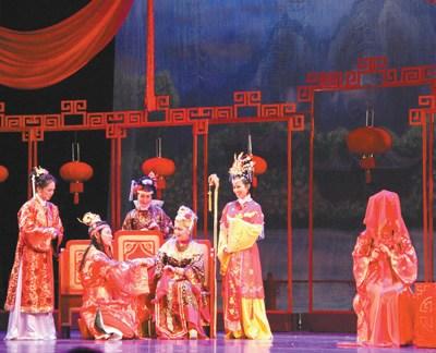 中國僑網(wǎng)圖為越南演員正傾情演繹話劇《紅樓夢》。 本報記者 劉剛 攝