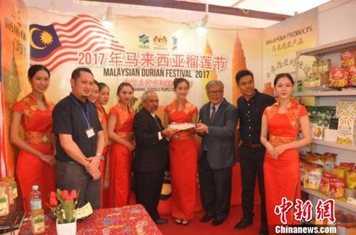 中國僑網(wǎng)圖為與會客商交流合影 林浩 攝