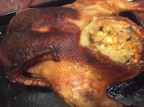 中國僑網(wǎng)八寶填鴨 (圖片來源:美國《世界日?qǐng)?bào)》)