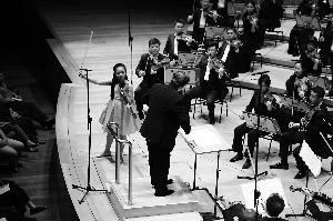 中國僑網(wǎng)中國愛樂樂團(tuán)登上新加坡濱海藝術(shù)中心音樂廳舞臺。