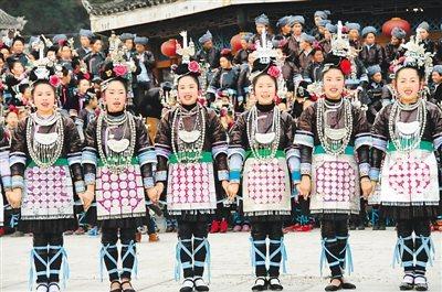 中國僑網(wǎng)貴州從江縣小黃村婦女齊唱侗族大歌(新華社記者 李黔渝 攝)