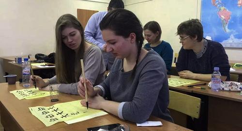 中國僑網(wǎng)參賽者現(xiàn)場展示漢字書法 (俄羅斯衛(wèi)星通訊社)