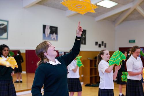 中國僑網(wǎng)維大孔子學(xué)院塞繆爾·馬斯頓女??鬃诱n堂學(xué)生興奮地轉(zhuǎn)起手絹(新西蘭中國文化中/張健勇 攝)