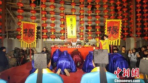 中國僑網(wǎng)楊氏族人齊聚楊氏家廟參加祭冬儀式 潘沁文 攝