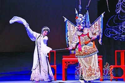 中國僑網(wǎng)歐凱明從藝40年藝術(shù)專場現(xiàn)場圖。 主辦方供圖