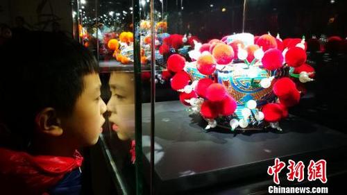 中國(guó)僑網(wǎng)小朋友觀賞戲曲服飾展 應(yīng)妮 攝