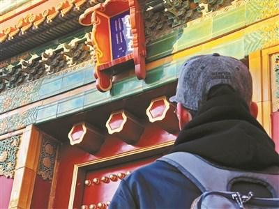 中國僑網(wǎng)網(wǎng)友擔心故宮前星門斗匾上的漢字脫落或被盜 攝影/本報記者 屈暢