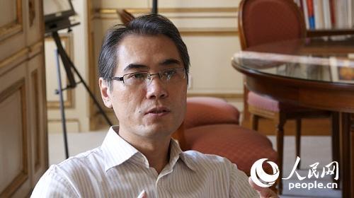 中國(guó)僑網(wǎng)巴黎中國(guó)文化中心主任嚴(yán)振全接受人民網(wǎng)專(zhuān)訪。何蒨 攝