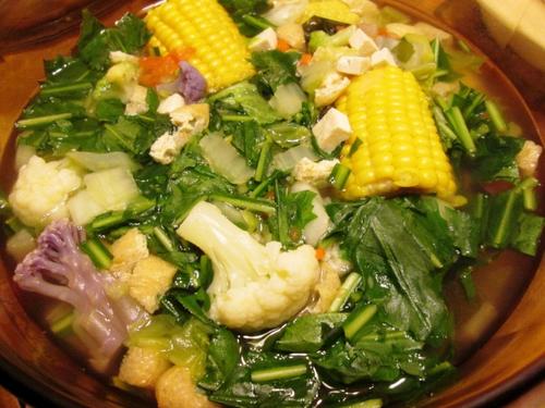 中國僑網(wǎng)美味的什錦蔬食火鍋 (圖片來源:美國《世界日報》)