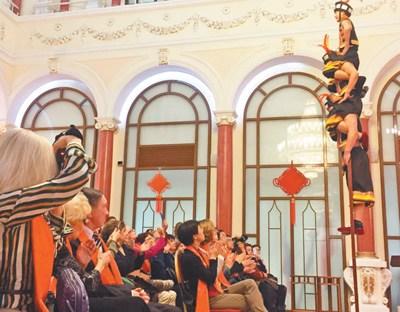 中國(guó)僑網(wǎng)圖為湖南魅力湘西藝術(shù)團(tuán)演員表演雜技。本報(bào)記者 吳 焰攝