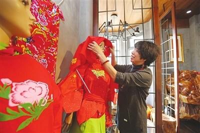 中國(guó)僑網(wǎng)呂愛(ài)茹設(shè)計(jì)剪紙模特