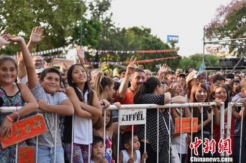 中國(guó)僑網(wǎng)“歡樂(lè)春節(jié)”新年廟會(huì)走進(jìn)南美 浙江杭州藝術(shù)團(tuán)提供