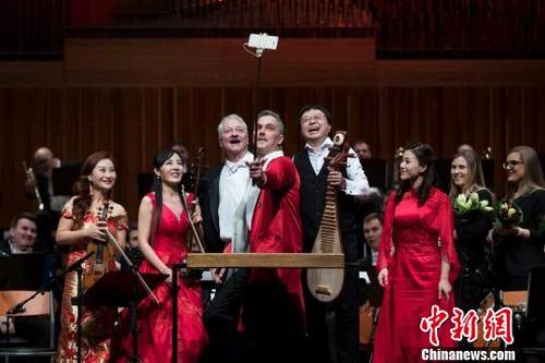 中國(guó)僑網(wǎng)演出結(jié)束后舞臺(tái)自拍 程亮 攝