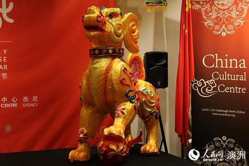 中國僑網(wǎng)即將被點亮的犬形金色燈籠(攝影 劉荻青)