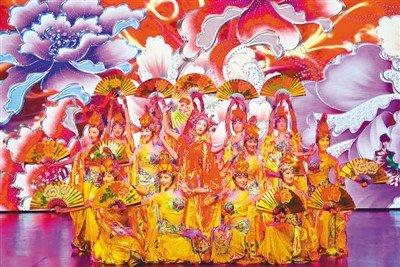 中國僑網(wǎng)圖為由中央歌劇舞劇院演員在泰國清邁表演的舞蹈《貴妃醉酒》。 本報記者 嚴(yán)瑜 攝