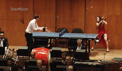 中國僑網(wǎng)《乒乓協(xié)奏曲》表演現(xiàn)場(美國中文網(wǎng)視頻截圖)