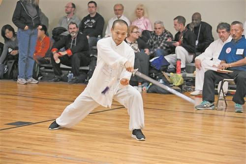 中國(guó)僑網(wǎng)陳國(guó)燈參加美國(guó)東西兩岸華人武術(shù)大會(huì)榮獲金獎(jiǎng)。