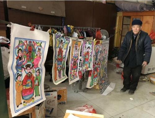 中國僑網(wǎng)劉少軒大爺展示木版年畫成品。孫非凡/攝