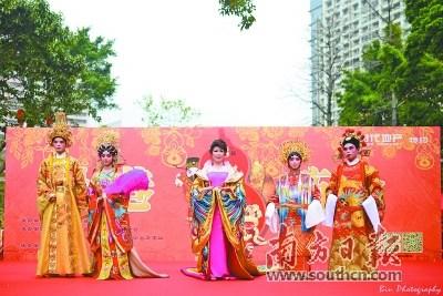 中國(guó)僑網(wǎng)百年老店“狀元坊戲服廠”推出的改良款戲服在廣府廟會(huì)上展示。受訪者供圖