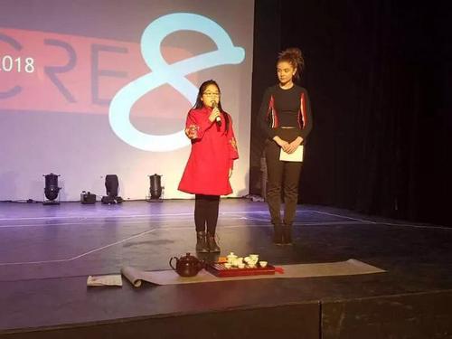 中國僑網(wǎng)小使者們與當?shù)貙W生一起慶祝中國新年。