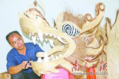 中國(guó)僑網(wǎng)蔡冬維制作草龍20余年,近年來在傳承中不斷創(chuàng)新。 徐樂樂 攝