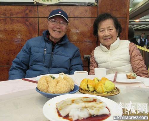 中國(guó)僑網(wǎng)語(yǔ)言學(xué)家饒秉才教授夫婦在洛杉磯(美國(guó)《僑報(bào)》/記者翁羽 攝)