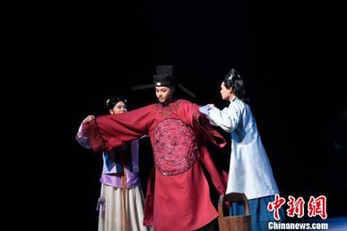 中國僑網(wǎng)資料圖:話劇《蘇東坡》劇照。 張浪 攝