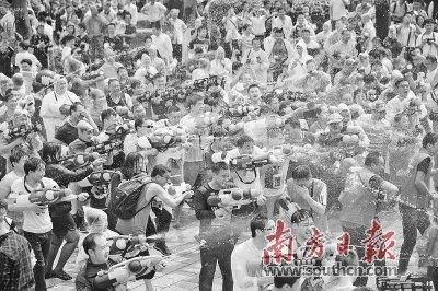 中國僑網(wǎng)市民和游客在街頭參與射水活動(dòng)。南方日?qǐng)?bào)記者 孫俊杰 攝