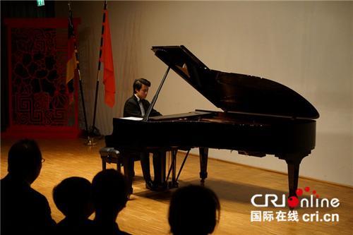 中國僑網(wǎng)中國青年鋼琴家張海鷗在演奏中