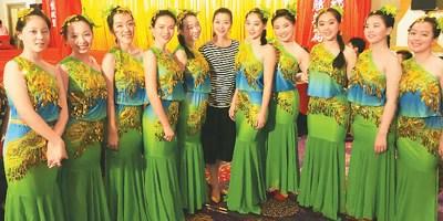 中國(guó)僑網(wǎng)圖為何佩蘭(左六)和佩蘭舞蹈藝術(shù)中心的部分學(xué)員。資料圖片