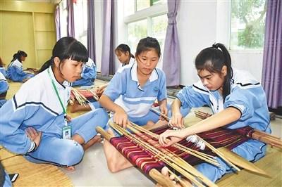 中國僑網(wǎng)陵水民族中學(xué)學(xué)生學(xué)習(xí)黎錦編織。本報記者 武威 通訊員 胡陽 攝