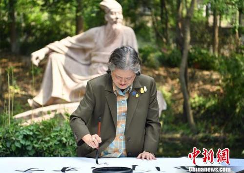 中國(guó)僑網(wǎng)詩琳通用中文寫下“蘇門出才子”。 張浪 攝