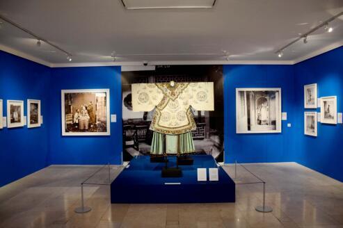 中國僑網(wǎng)展廳里展出的服飾和照片。(圖片來源:英國《英中時報(bào)》)