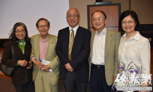 中國僑網(wǎng)美國華裔數(shù)學(xué)家丘成桐(中)與南加華裔學(xué)者。(美國《僑報(bào)》/尚穎 攝)