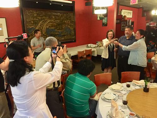 中國(guó)僑網(wǎng)沈?qū)?、沈郭逸媛夫婦與好友馬里蘭州州長(zhǎng)教育委員李小玫(Rose Maria Li)舉杯祝福。(美國(guó)《世界日?qǐng)?bào)》/王稚融 攝)