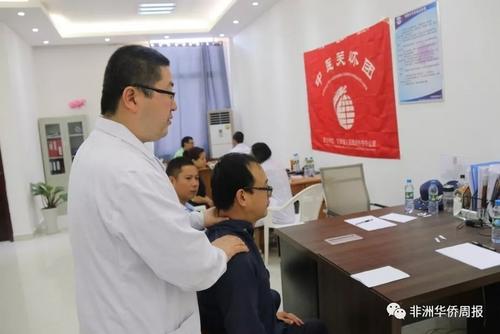 中國僑網(wǎng)醫(yī)生為僑胞進行診斷 (《非洲華僑周報》 /許昆鵬 圖)