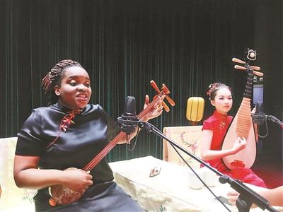 中國僑網(wǎng)諾貝拉與嬌嬌登臺(tái)演出蘇州評(píng)彈 供圖/周紅