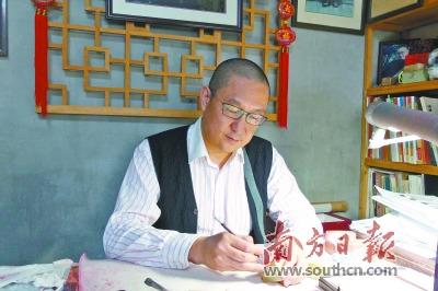 中國僑網(wǎng)黃榮在工作臺前篆刻。受訪者供圖