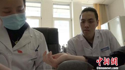 中國僑網(wǎng)符策富和導(dǎo)師仕麗出診 呂盛楠 攝