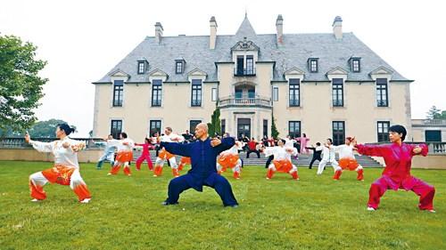 中國(guó)僑網(wǎng)中國(guó)健身氣功協(xié)會(huì)代表團(tuán)與培訓(xùn)班成員在長(zhǎng)島奧赫卡城堡前練習(xí)。(美國(guó)《星島日?qǐng)?bào)》)