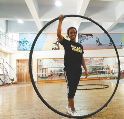 中國僑網(wǎng)黑克瑪在進行滾環(huán)訓練。 本報記者 鄭海鷗攝