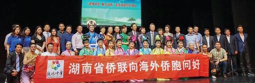 中國僑網(wǎng)演員與嘉賓合影。(《歐洲時報》英國版/主辦方供圖)