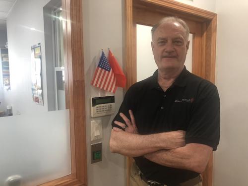 中國僑網(wǎng)Steven Warren開創(chuàng)全中文歌曲網(wǎng)絡(luò)電臺。(美國《世界日報》/陳小寧 攝)