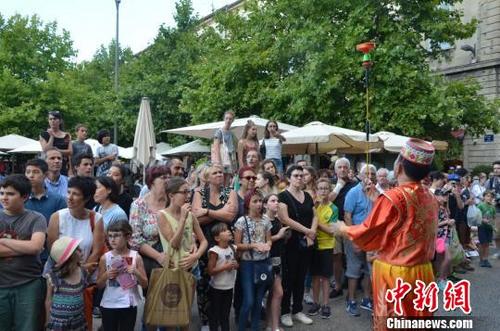 中國(guó)僑網(wǎng)北京非遺團(tuán)隊(duì)亮相阿維尼翁戲劇節(jié)大游行活動(dòng) 鐘欣 攝