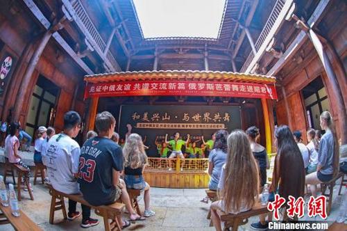 中國僑網(wǎng)俄羅斯芭蕾舞團(tuán)在昭君故里交流演出 李赟 攝