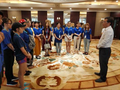 中國僑網劉春鋒看望“水立方杯”成人組選手