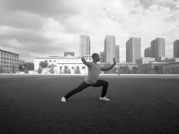 中國(guó)僑網(wǎng)練太極拳的非洲小伙馬可。